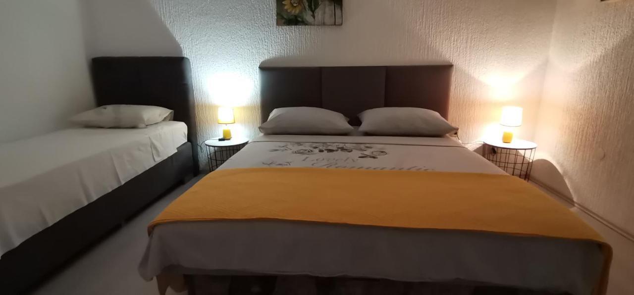 Anđela Home - Krka waterfalls Lozovac Exteriör bild